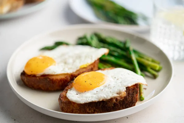 Τηγανητά Αυγά Φρυγανισμένο Ψωμί Και Πράσινα Σπαράγγια Ιδέες Για Γρήγορο Φωτογραφία Αρχείου