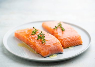 Lezzetli somon bifteği için taze somon filetosu. Yüksek kalite fotoğraf