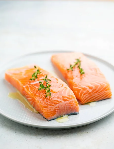 Fillet Salmon Segar Dengan Herbal Piring Untuk Steak Salmon Lezat — Stok Foto