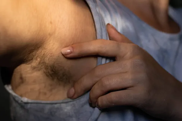 Vücut pozitifliği, saçı olan bir kızın koltuk altı.