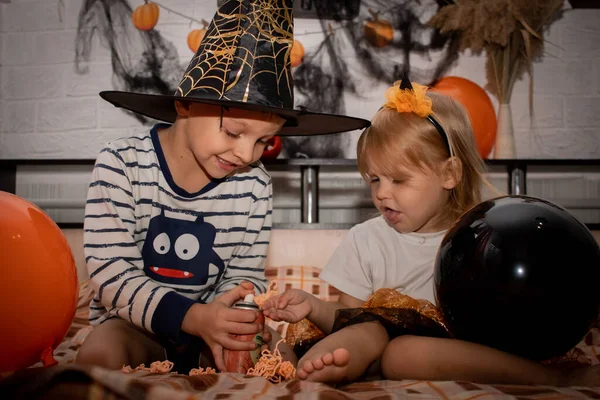 Cadılar Bayramı, erkek ve kız kardeşler tatil için hazırlanıyorlar.