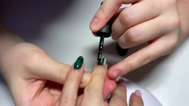 Manikúra se zeleným lakem na nehty v trendu — Stock video