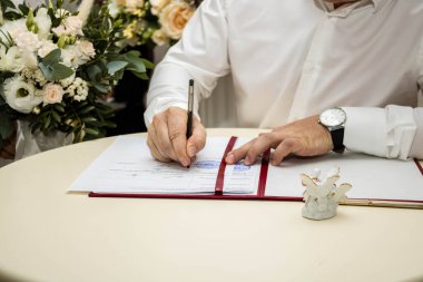 Damat belgeyi imzalar.