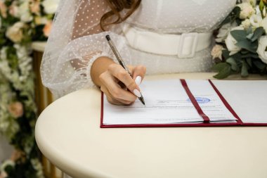 Gelinler belgeyi elle imzalar