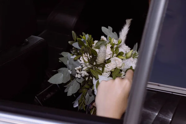 Gelin çiçekleri arabanın camında.