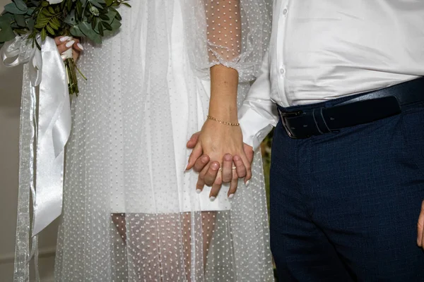Ženich drží nevěsty pevně za ruku — Stock fotografie