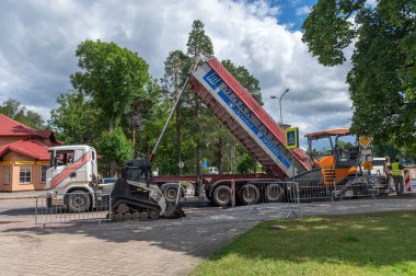 4 Ağustos 2021: İnşaat alanı Sigulda, Letonya 'da yeni asfalt yol kaldırımı, yol yapım işçileri ve yol yapım makineleri sahnesi inşa ediyor