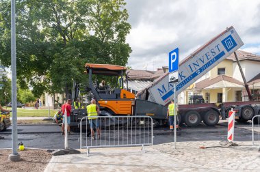 4 Ağustos 2021: İnşaat alanı Sigulda, Letonya 'da yeni asfalt yol kaldırımı, yol yapım işçileri ve yol yapım makineleri sahnesi inşa ediyor