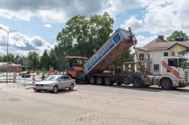4 Ağustos 2021: İnşaat alanı Sigulda, Letonya 'da yeni asfalt yol kaldırımı, yol yapım işçileri ve yol yapım makineleri sahnesi inşa ediyor