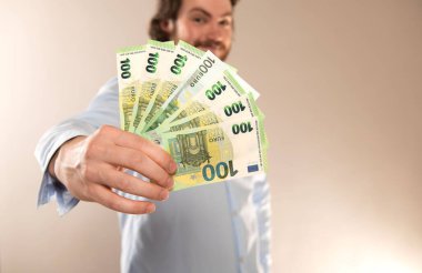 Genç işadamının elinde 100 avro nakit para var. Gri bir geçmişi var..
