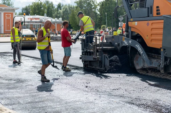 Agosto 2021 Sitio Construcción Está Poniendo Nuevo Pavimento Asfalto Trabajadores —  Fotos de Stock