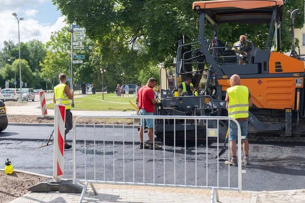 Agosto 2021 Sitio Construcción Está Poniendo Nuevo Pavimento Asfalto Trabajadores —  Fotos de Stock