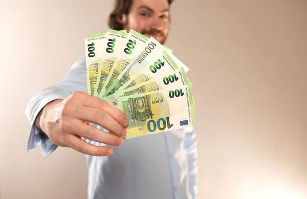 Jeune Homme Affaires Détient 100 Euros Espèces Billets Banque Isolés — Photo