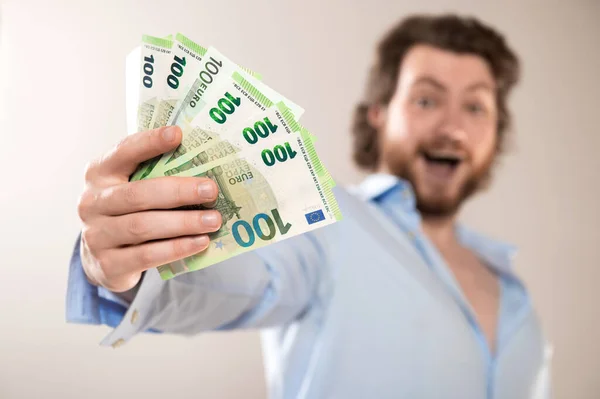 Jeune Homme Affaires Détiennent 100 Euros Billets Argent Espèces Isolés — Photo