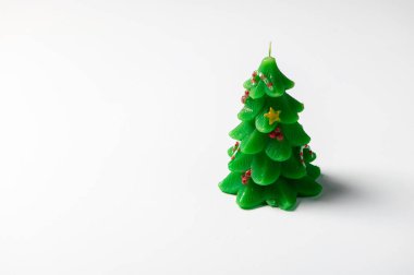 Beyaz arkaplanda izole edilmiş Noel ağacı yeşili dekoratif mum