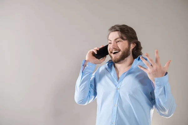 Jeune Homme Barbu Ayant Appel Parler Sur Smartphone Avec Plaisir — Photo