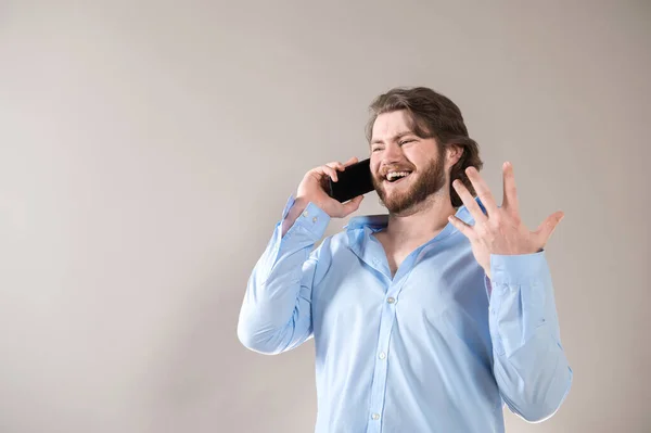 Jeune Homme Barbu Ayant Appel Parler Sur Smartphone Avec Plaisir — Photo