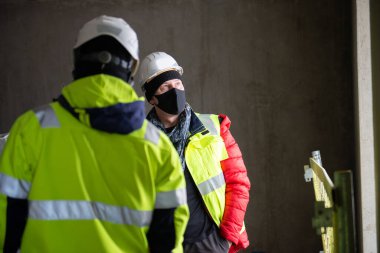 İnşaat projesinin mimarı ve inşaat müdürü yeni binanın içinde dolaşıyorlar.