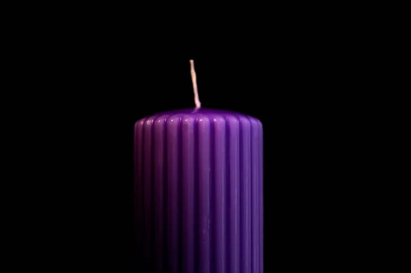 Lila Kerze Auf Schwarzem Hintergrund — Stockfoto