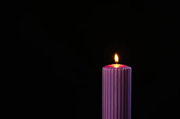 Vela Púrpura Con Llama Naranja Sobre Fondo Negro — Foto de Stock