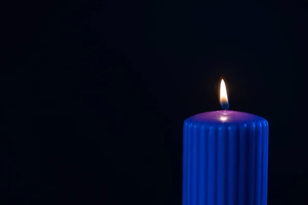 Синя Фіолетова Свічка Помаранчевим Полум Чорному Тлі — стокове фото