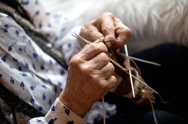 yaşlı bir kadın örgü el yakın çekim