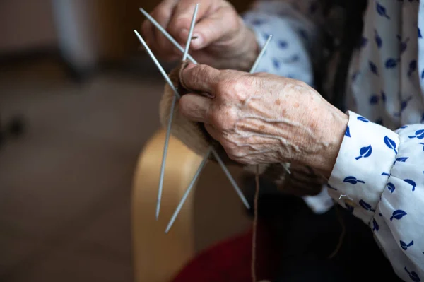 Närbild Händerna Äldre Kvinna Stickstrumpa — Stockfoto