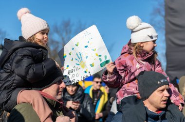 Riga, Letonya - 05 Mart 2022: Ukrayna 'daki savaşı ve Rusya' nın işgalini protesto. Ukrayna 'yı destekleyen ve Putin' in savaşı durdurmasını isteyen gösterilerde bayrakları, işaretleri ve posterleri olan bir kalabalık..