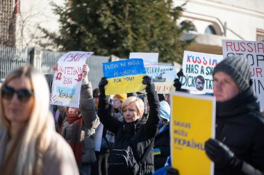 Riga, Letonya - 05 Mart 2022: Ukrayna 'daki savaşı ve Rusya' nın işgalini protesto. Ukrayna 'yı destekleyen ve Putin' in savaşı durdurmasını isteyen gösterilerde bayrakları, işaretleri ve posterleri olan bir kalabalık..