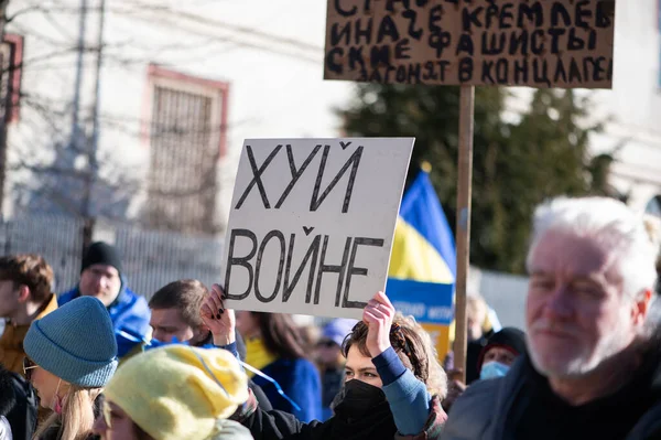 Riga Latvia March 2022 우크라이나와 러시아의 침공에 반대하는 수많은 사람들 — 스톡 사진