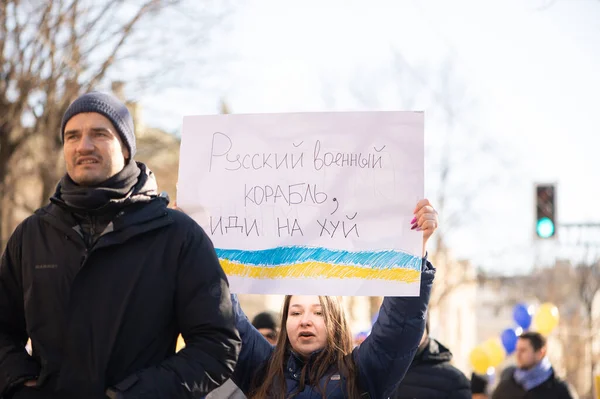 Riga Latvia March 2022 우크라이나와 러시아의 침공에 반대하는 수많은 사람들 — 스톡 사진