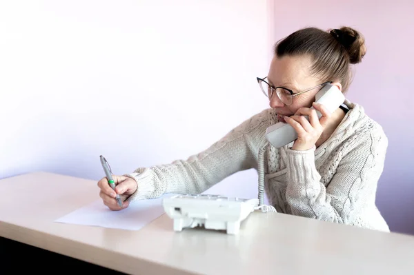 Mujer Mediana Edad Habla Por Teléfono Escribe Notas Lugar Trabajo — Foto de Stock
