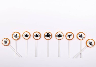 Beyaz arka planda siyah örümcekli Cadılar Bayramı şekeri