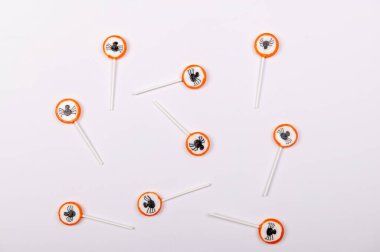 Beyaz arka planda siyah örümcekli Cadılar Bayramı şekeri