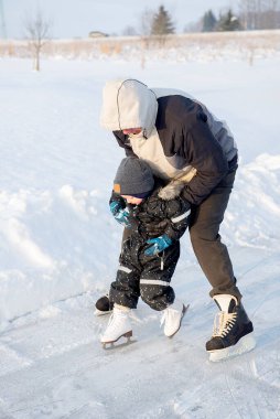 Dedem küçük torununa buz pateni pistinde buz pateni öğretiyor.. 