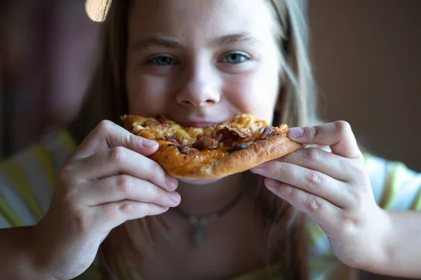 Cute Teenage Girl Eating Pizza Close Face Blue Eyes — Stock Photo, Image