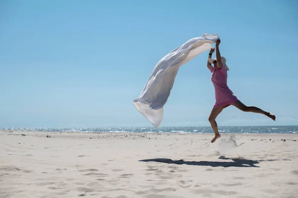 Happy Young Woman Blanket Flies Sandy Beach Sea Sunny Summer — Foto de Stock