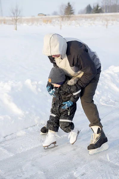 Dedem küçük torununa buz pateni pistinde buz pateni öğretiyor.. 