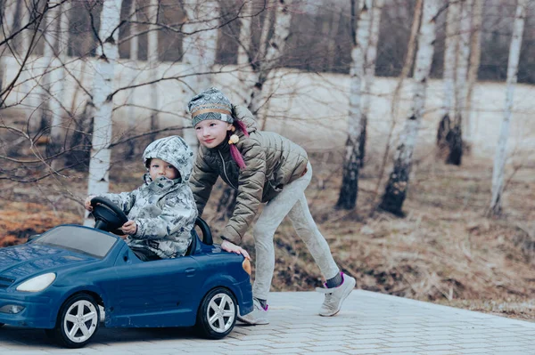 Deux Enfants Heureux Qui Amusent Conduisent Une Voiture Jouet Bleue — Photo