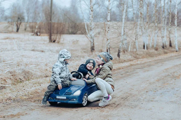 Three Happy Children Playing Old Toy Car Countryside Outdoors — Stock Photo, Image