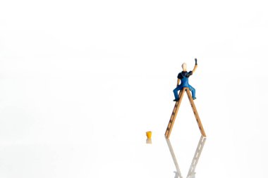 Beyaz duvara bir şey çizen bir merdiven üzerinde duran adam, birden fazla tema için ön plan olarak kullanılabilir