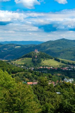 Orta Avrupa 'daki Banska Stianvica kasabası, Slovakya, UNESCO miras kasabası, tepeden yukarısı