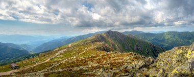 Chopok 'tan çekilen bir dağın tepesi, ünlü Low Tatra dağı, güzel yaz manzarası, Polana, yüksek çözünürlüklü panorama yığını