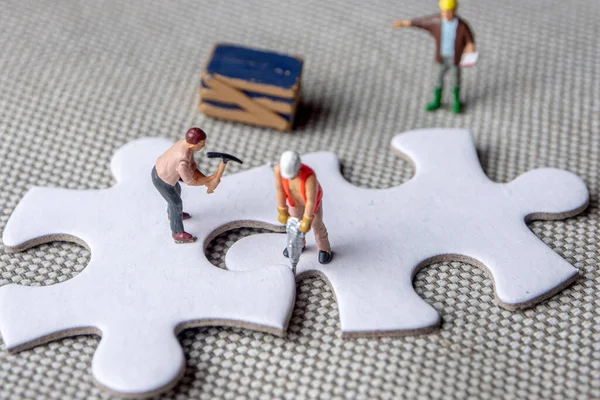 Risolvere Problemi Che Affollano Pezzi Vuoti Puzzle Figurine Miniatura Che — Foto Stock