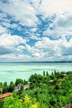 Sıcak yaz gününde, Tihany 'den Balaton Gölü manzara manzarası, Macaristan