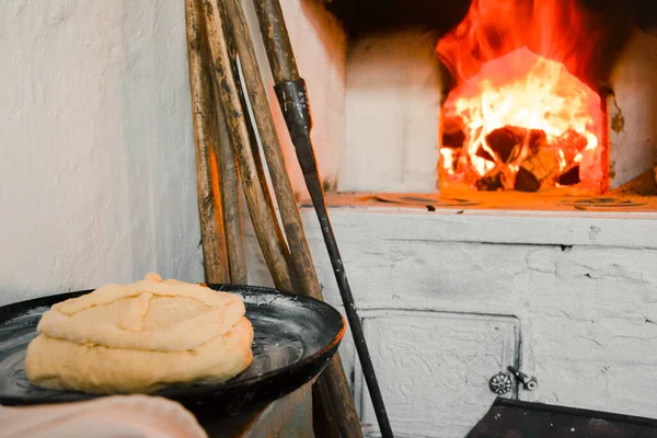 Rus fırınında Paskalya pastası. Rus Paskalyası. Ulusal Mutfak.