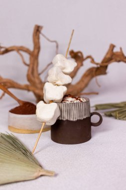 Bir fincan kremalı ve çikolatalı kakao.