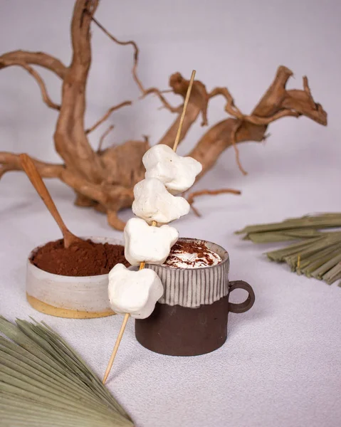 Kopp Kakao Med Grädde Och Choklad Ljus Bakgrund — Stockfoto