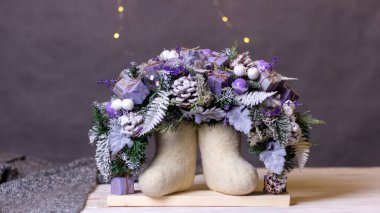 Koyu arkaplanda geleneksel Noel çelengi