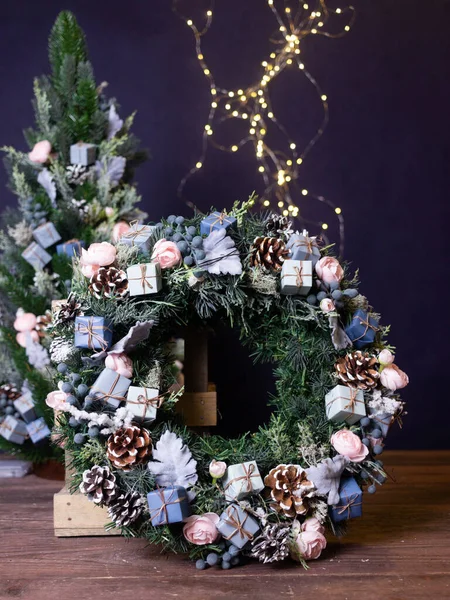 Χριστουγεννιάτικο Παραδοσιακό Μπλε Στεφάνι Σκούρο Φόντο — Φωτογραφία Αρχείου